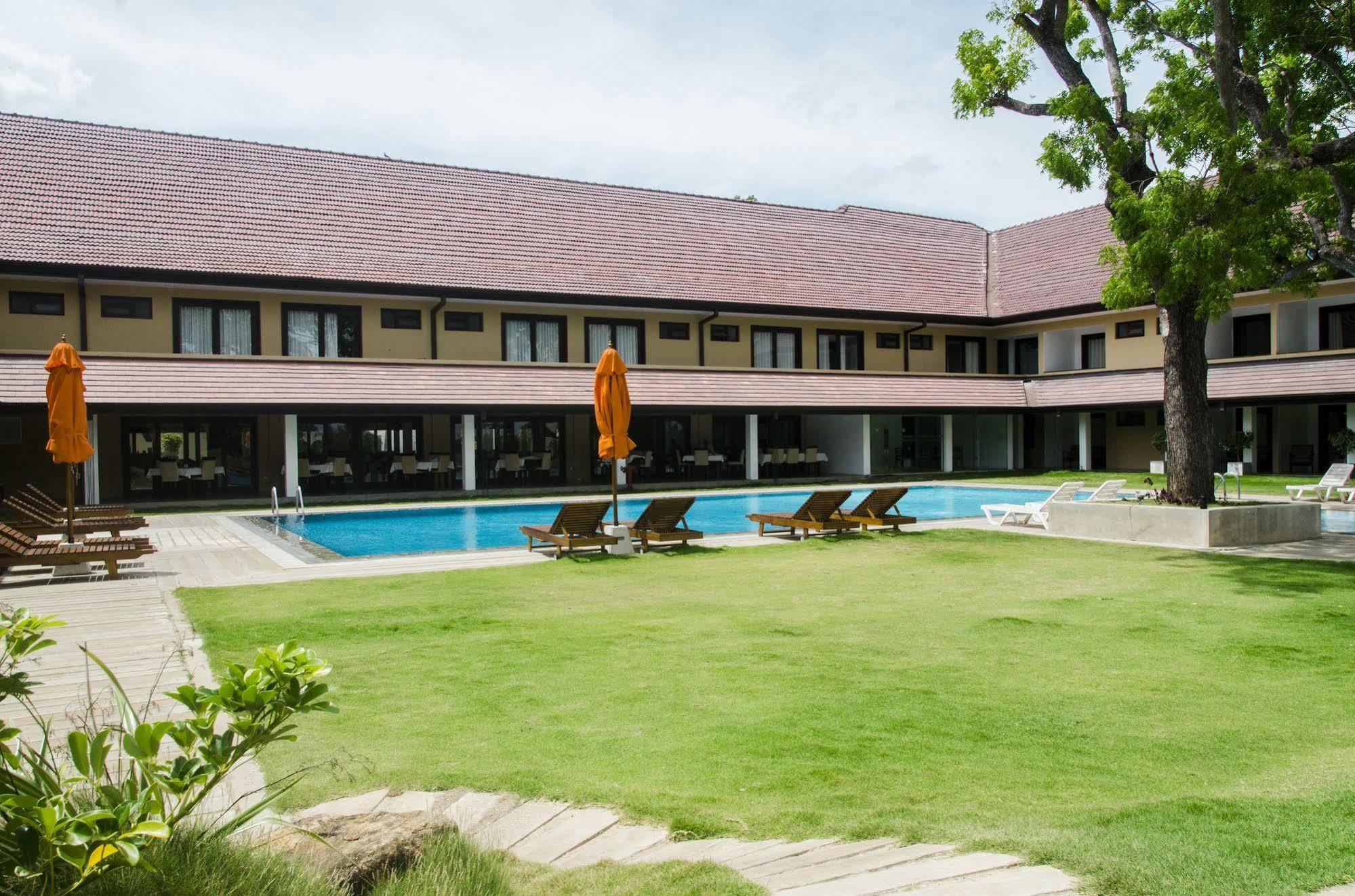 Rajarata Hotel Anuradhapura Exterior photo
